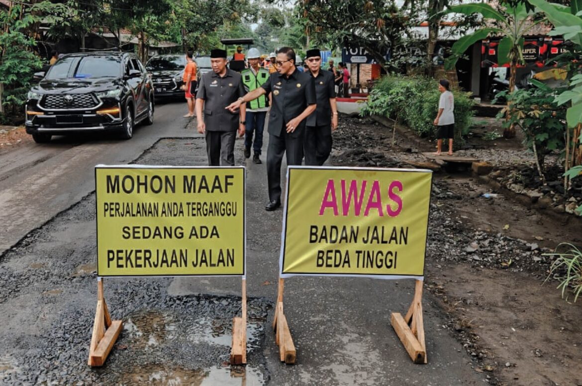 Pastikan Pekerjaan Berkualitas dan Tepat Waktu, Bupati Herdiat Tinjau Proyek Pengaspalan Jalan Banjarsari-Nambo