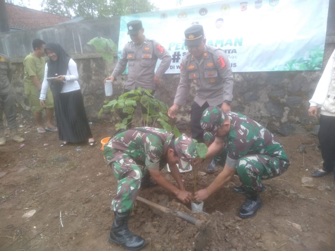 Polsek Cimaragas Polres Ciamis Giat Kegiatan Penanaman Sepuluh Juta Pohon di Lapang Desa Mulya Desa Beber