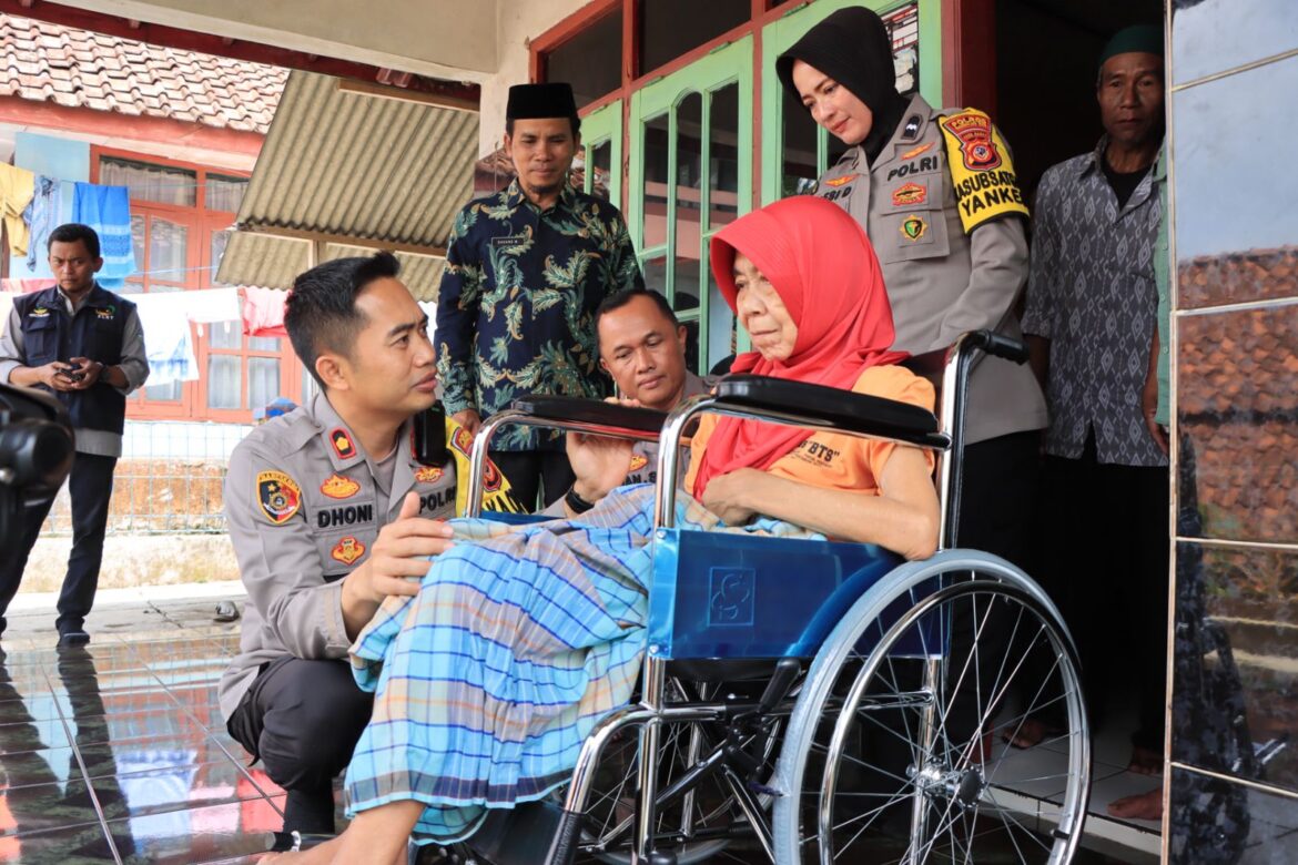 Peduli Disabilitas Polres Tasik Kota, Berikan Bantuan Kursi Roda dan Sembako Untuk Warga Rajapolah