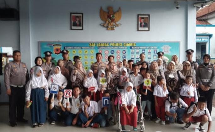 Sat Lantas Polres Ciamis Giat Dikmas Lantas kepada Siswa-Siswi SLB Taman Raflesia-Cikoneng