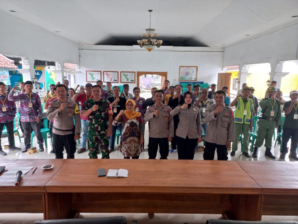 Polsek Cikoneng Polres Ciamis Giat Pembinaan Satkamling Dalam Rangka Revitalisasi Satkamling di Desa Cikoneng