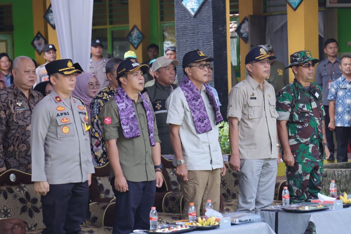 Wakapolres Ciamis Hadiri Panen Budidaya Padi Ramah Lingkungan (BPRL) di Desa Lumbung