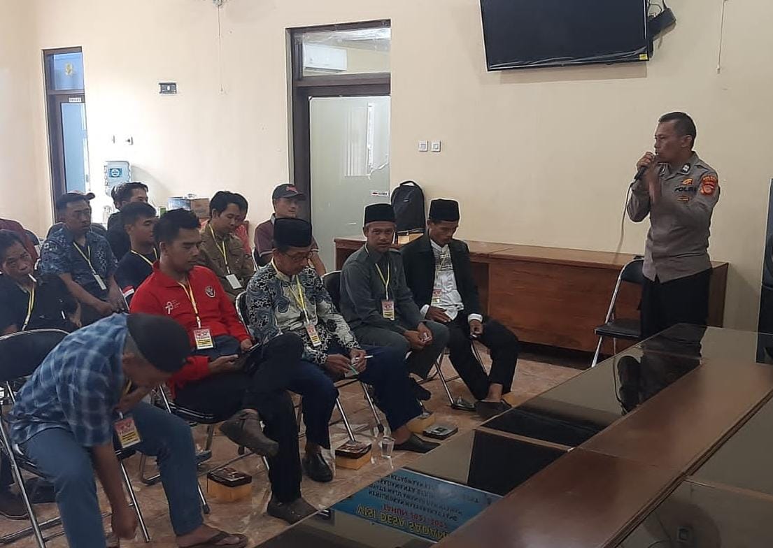 Polsek Ciamis Polres Ciamis Dampingi Personel Sat Binmas Beri Pembinaan Satkamling di Desa Sadananya