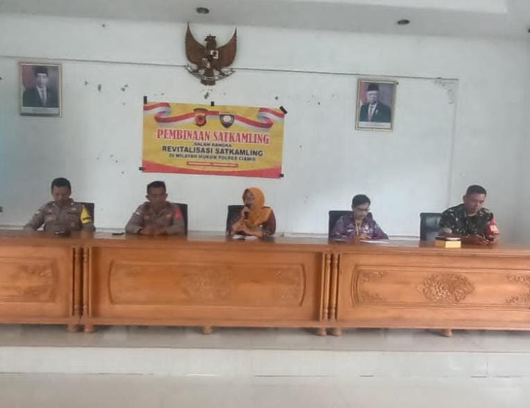 Sat Binmas Polres Ciamis Beri Pembinaan Satkamling di Desa Cikoneng