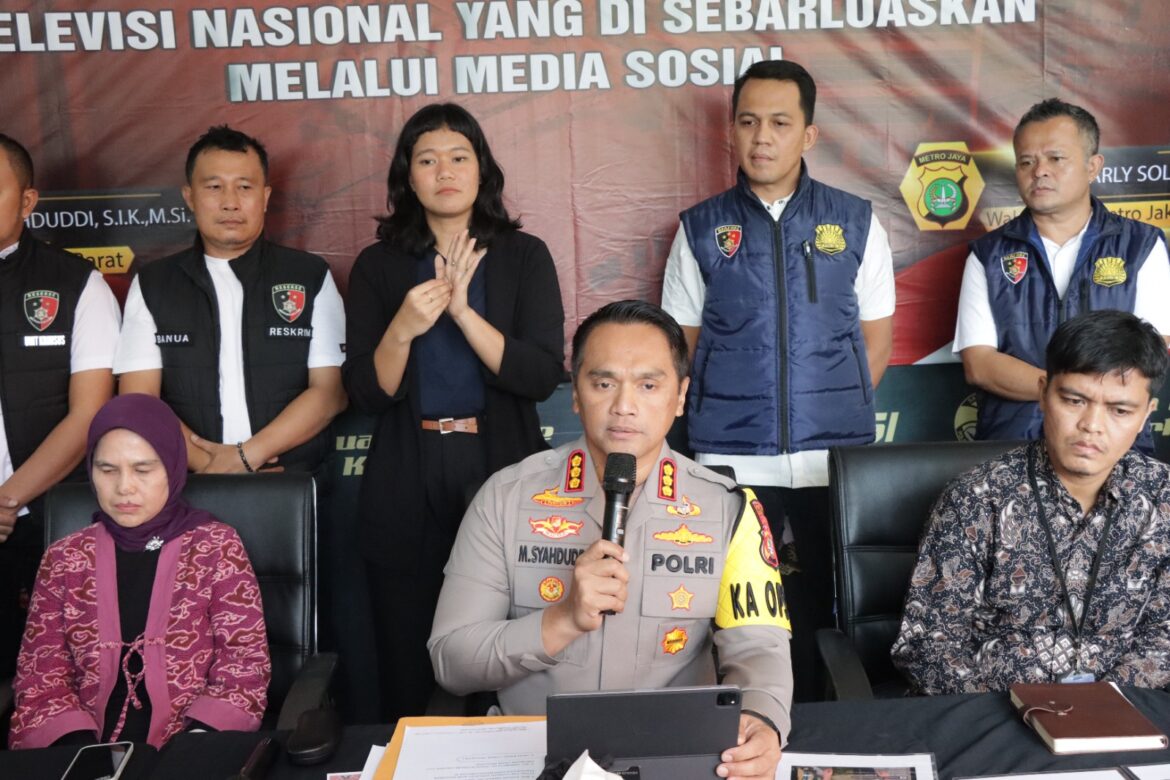 Satuan Reserse Kriminal Khusus Polres Metro Jakarta Barat mengungkap kasus Tindak Pidana ITE dan Tindak Pidana Penyalahgunaan Merek Televisi Nasional Yang Disebar luaskan Nelalui Media Sosial