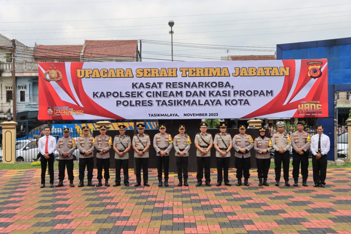 Kapolres Tasikmalaya Kota Pimpin Upacara Serah Terima Jabatan Kasat Resnarkoba, Kapolsek Cineam dan Kasie Propam.