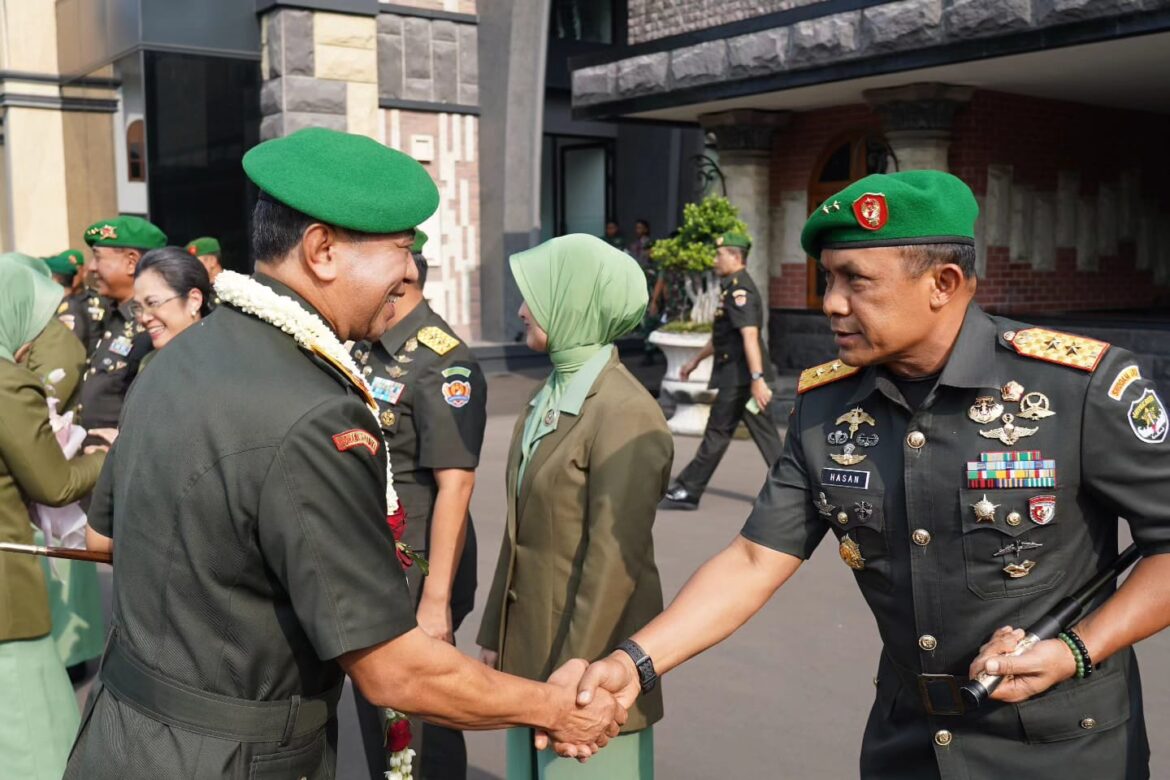 Pangdam Jaya Hadiri Penyerahan Jabatan Wakasad dan Sertijab Lima Jabatan Strategis di Angkatan Darat