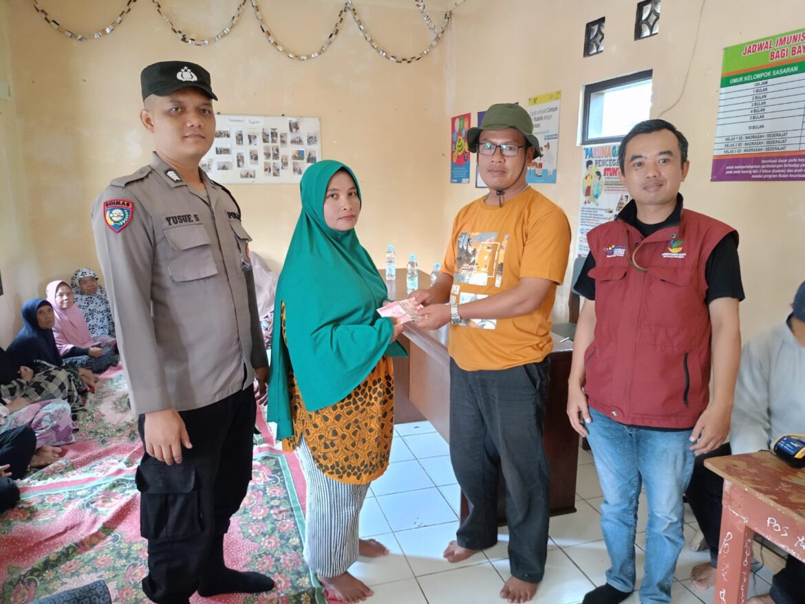 Polsek Cipaku Polres Ciamis Awasi Penyaluran PKH di Desa Gereba
