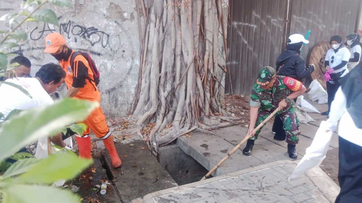 Babinsa 04/Gambir Melaksanakan Kerja Bakti Bersama Warga Binaan Dan Anggota PPSU