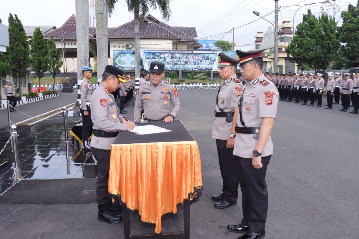 Kapolres Ciamis AKBP Tony Prasetyo Yudhangkoro Pimpin Upacara Serah Terima Jabatan Kasat Narkoba