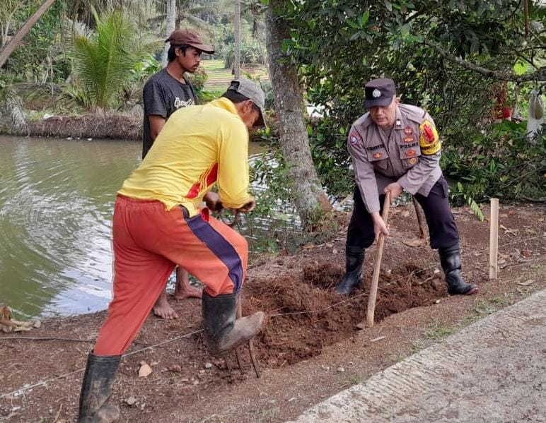 Ops Mantap Brata, Kanit Binmas Polsek Sukadana Polres Ciamis Datangi Warga Sukadana