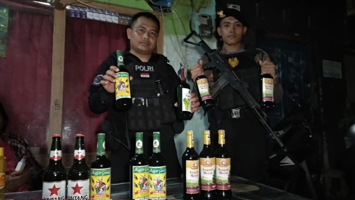 Polres Tasikmalaya Kota Gencarkan Razia Penyakit Masyarakat,Amankan Puluhan Botol Miras