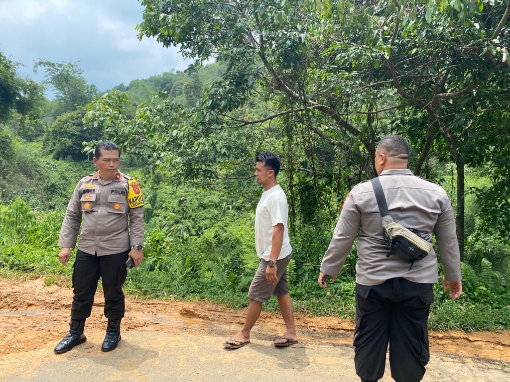 Pihak Kepolisian Leuwiliang dan Instansi Terkait Lakukan Penanganan Tanah Longsor Yang Tutup Akses Jalan Warga