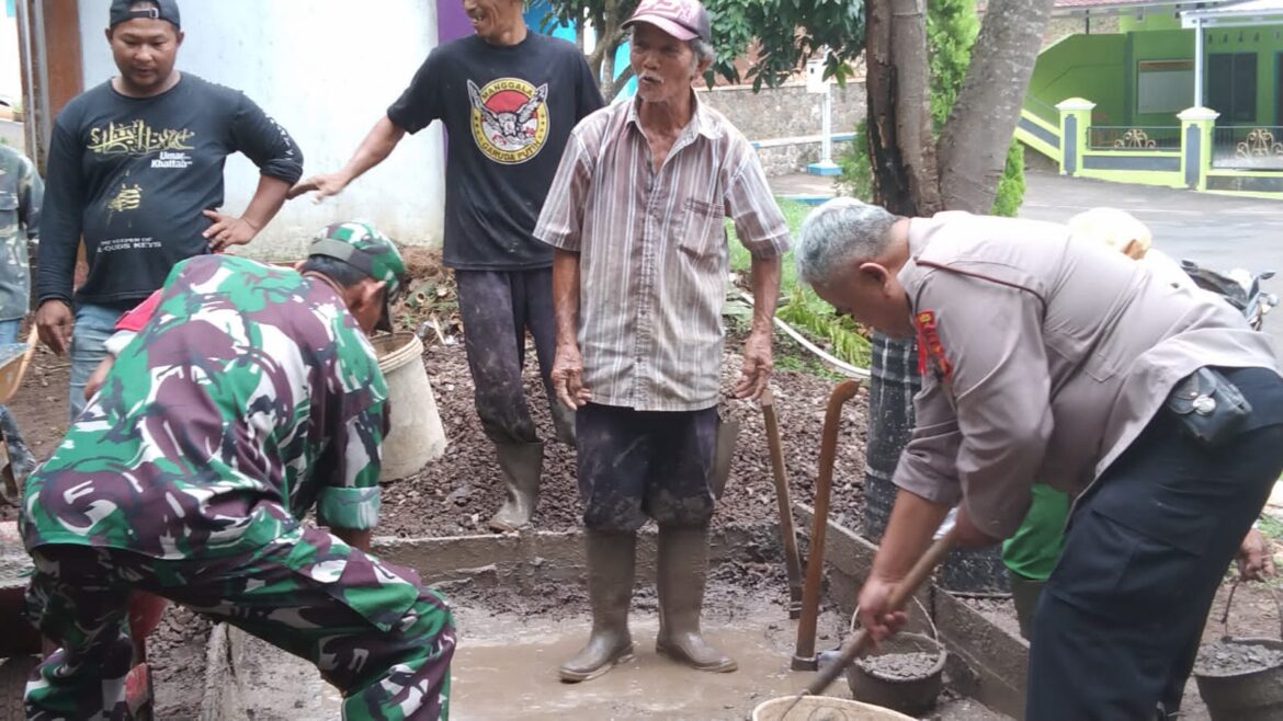 Berikan Rasa Aman, Polsek Kawali Polres Ciamis Monitoring Pengecoran Jalan Gang Dusun Hayawang Winduraja