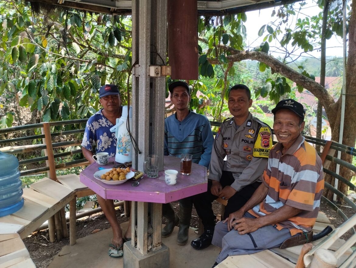 Jaga Kondusifitas Lingkungan, Polsek Cijeungjing Polres Ciamis Kunjungan Silaturahmi Ke Warga Desa Kertaharja