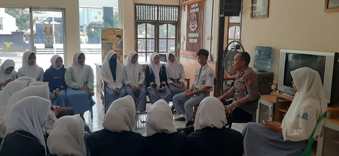 Polsek Banjarsari Polres Ciamis Giat Binluh kepada siswa dan siswi Anggota Patroli Keamanan sekolah