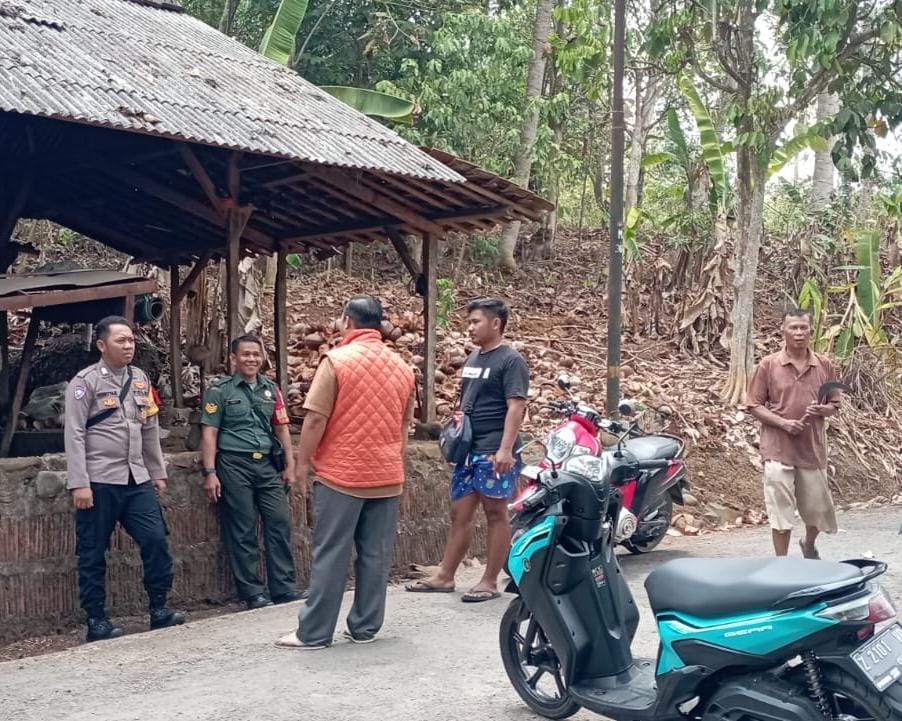 Antisipasi Gangguan Kamtibmas, Polsek Cijeungjing Polres Ciamis Silaturahmi Kepada Warga Desa Karangkamulyan