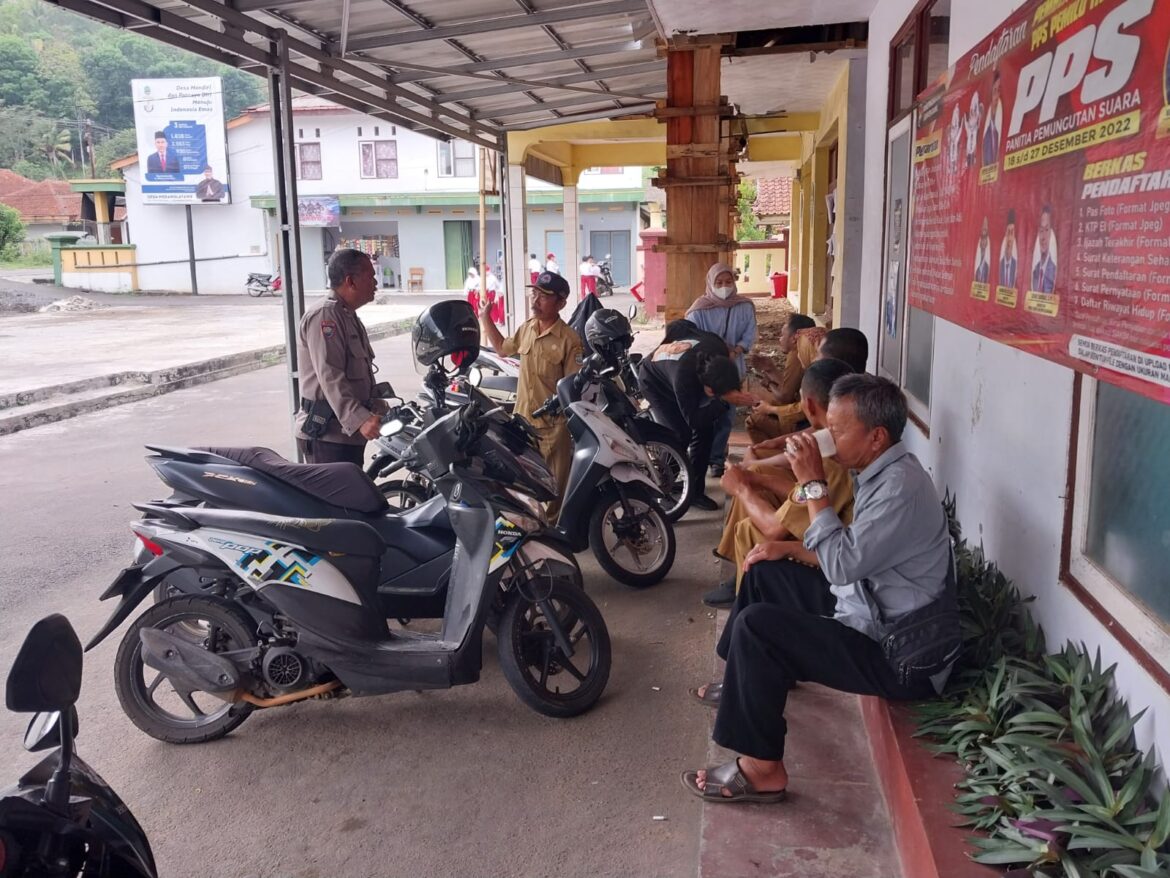 Gali Informasi, Polsek Panumbangan Polres Ciamis Kunjungan Silaturahmi kepada Perangkat Desa Medanglayang