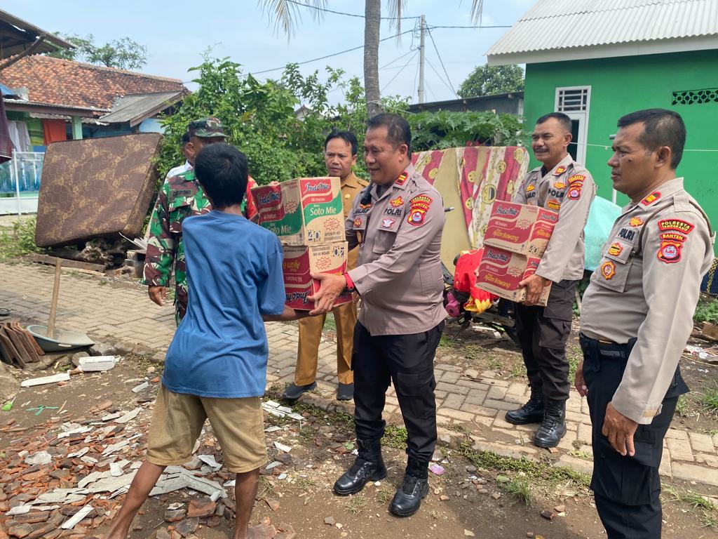 Polsek Rajeg Polresta Tangerang Salurkan Bantuan Korban Rumah Rusak Akibat Angin Kencang dan Hujan Deras