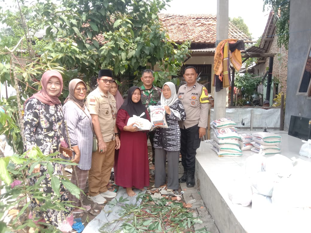 Polsek Mauk Polresta Tangerang Distribusikan Bantuan Sembako untuk Korban Angin Puting Beliung