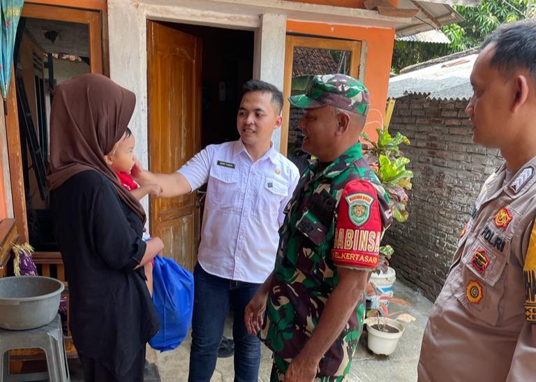 Polsek Ciamis Polres Ciamis Monitoring Pembagian PMT ke KRS di Kelurahan Ciamis