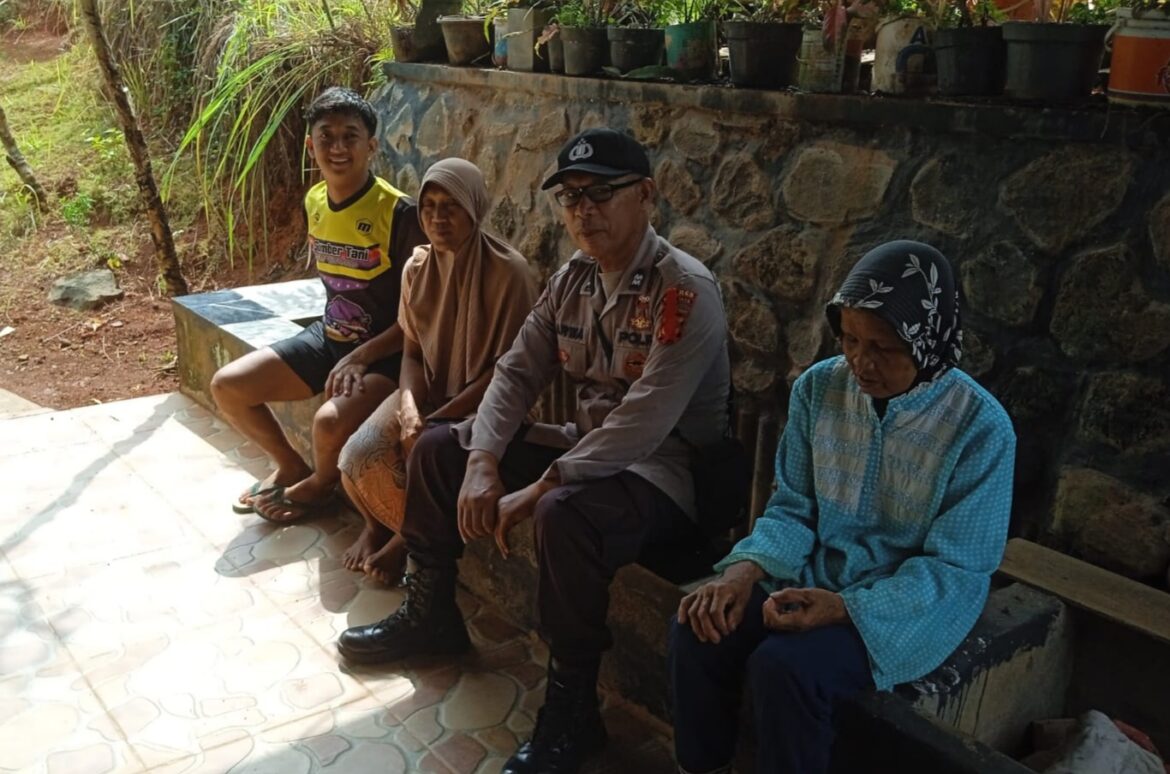 Ops Mantap Brata, Polsek Sukadana Polres Ciamis Silaturahmi Kamtibmas di Lokasi Hajatan Warga