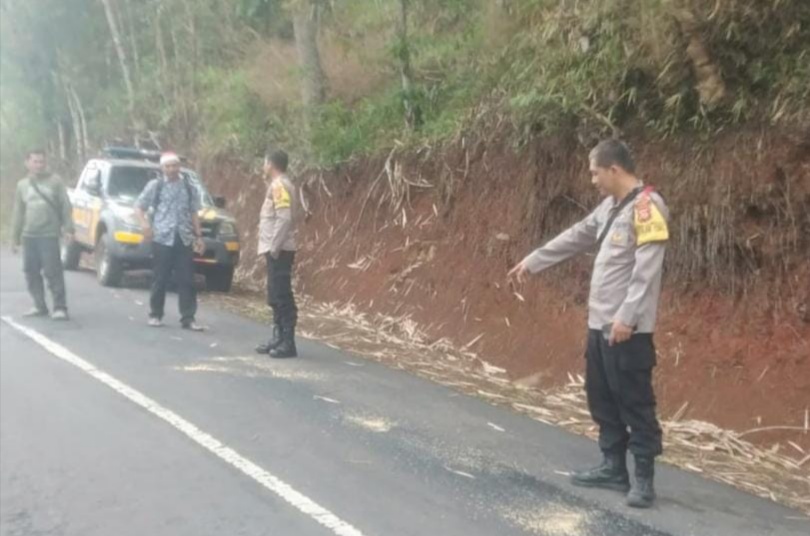 Giat Humanis Cegah Laka Lantas, Polsek Panjalu Polres Ciamis Bersihkan Tumpahan Solar di Jalan