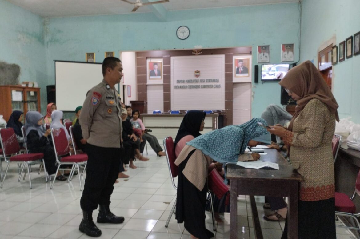 Polsek Cijeungjing Polres Ciamis Awasi Distribusi Bansos ke Warga Kwetaharja