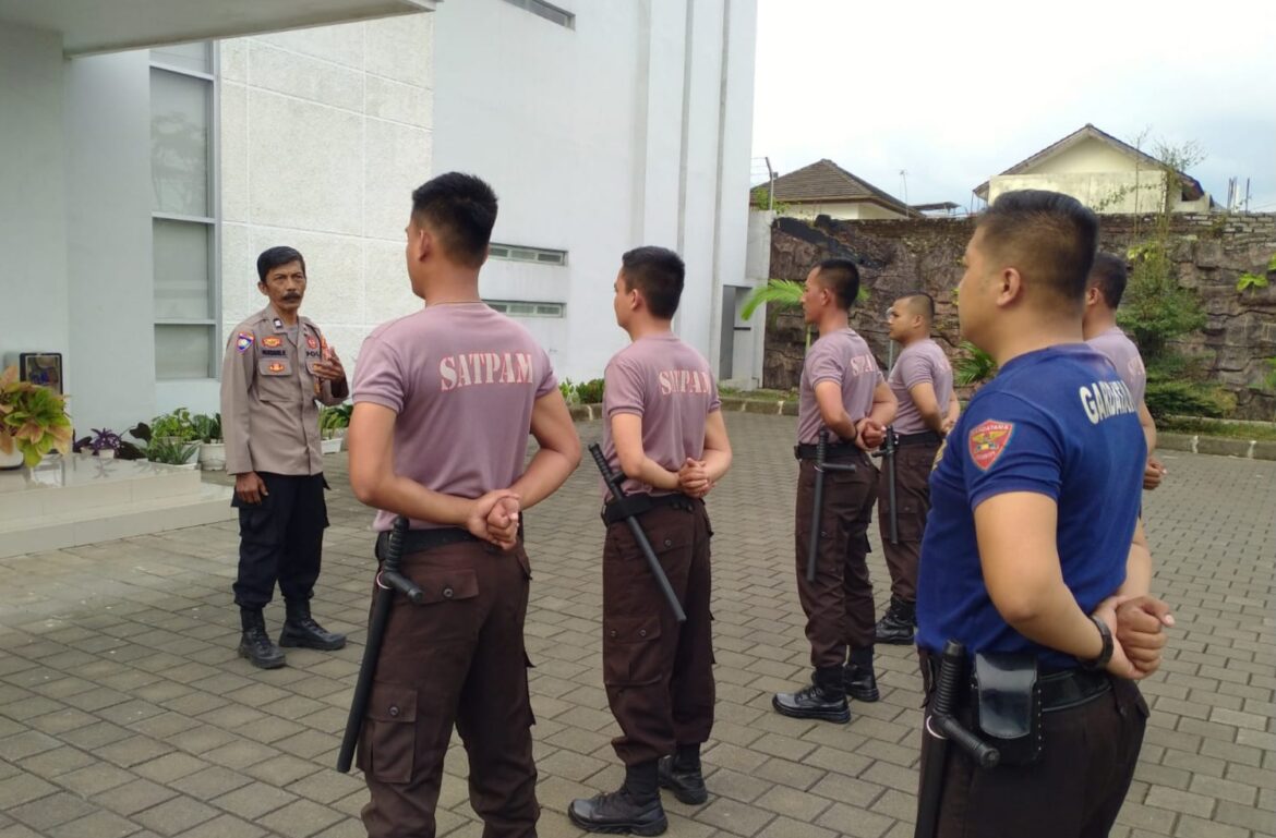Polsek Cikoneng Giat Pembinaan Satuan Pengamanan (Satpam) di Halaman PT NNA Desa Sindangkasih