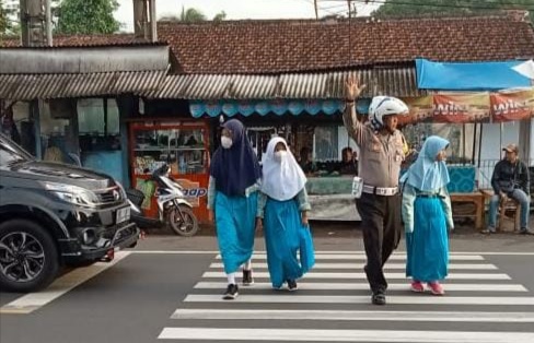 Antisipasi Kecalakaan, Polsek Cikoneng Polres Ciamis Giat Strong Point dan