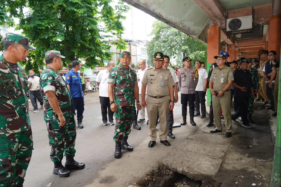 Pangdam Jaya Tinjau Karya Bhakti wilayah Kodim 0503/Jakarta di Pasar Grogol