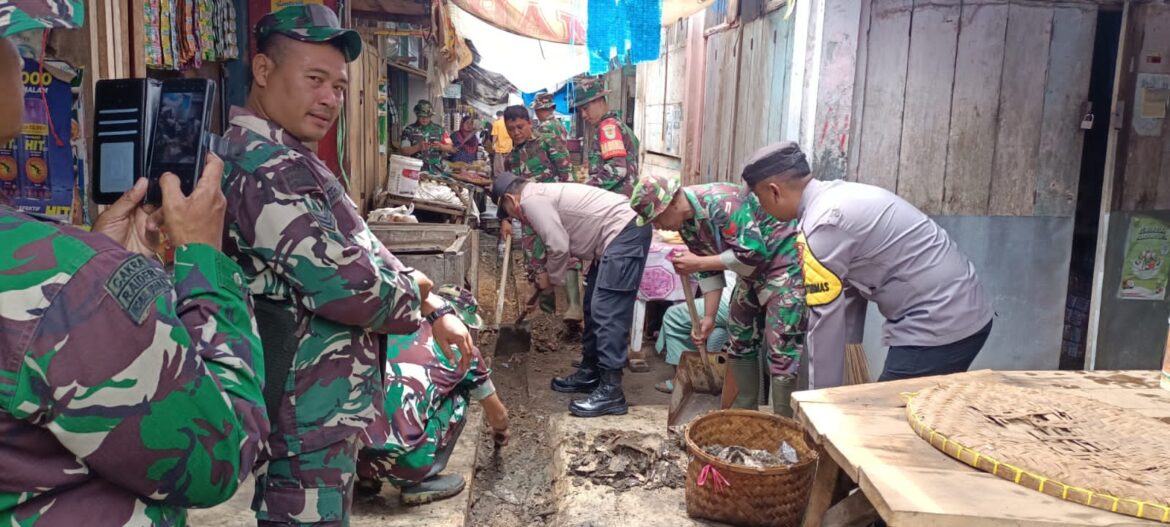 TNI-Polri Banjarsari Baksos Bersihkan Lingkungan Antisipasi Bencana Alam di Musim Penghujan