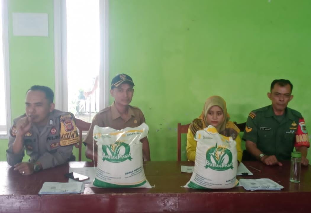 Antisipasi Kericuhan, Polsek Pamarican Polres Ciamis Monitoring Penyaluran Bantuan Pangan di Desa Sidaharja