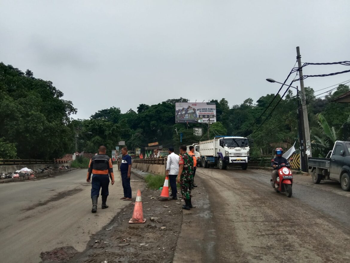 Dua Babinsa Koramil 0621-23/PP Bersama BKO Polres Dishub dan Pol PP Gelar Operasi Gabungan Penertiban Truck Tronton Angkutan Galian C