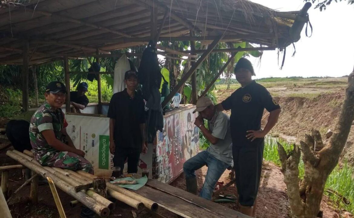 Himbau dan Ajak Giatkan Siskamling di Lingkungan,Babinsa Koramil 0621-23/PP Peltu Amirudin Saragih Komsos dengan Warga Binaan
