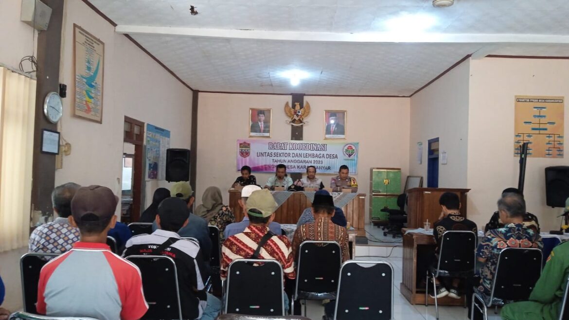 Polsek Cijeungjing Polres Ciamis Hadiri Giat Rapat Koordinasi Desa Karanganyar