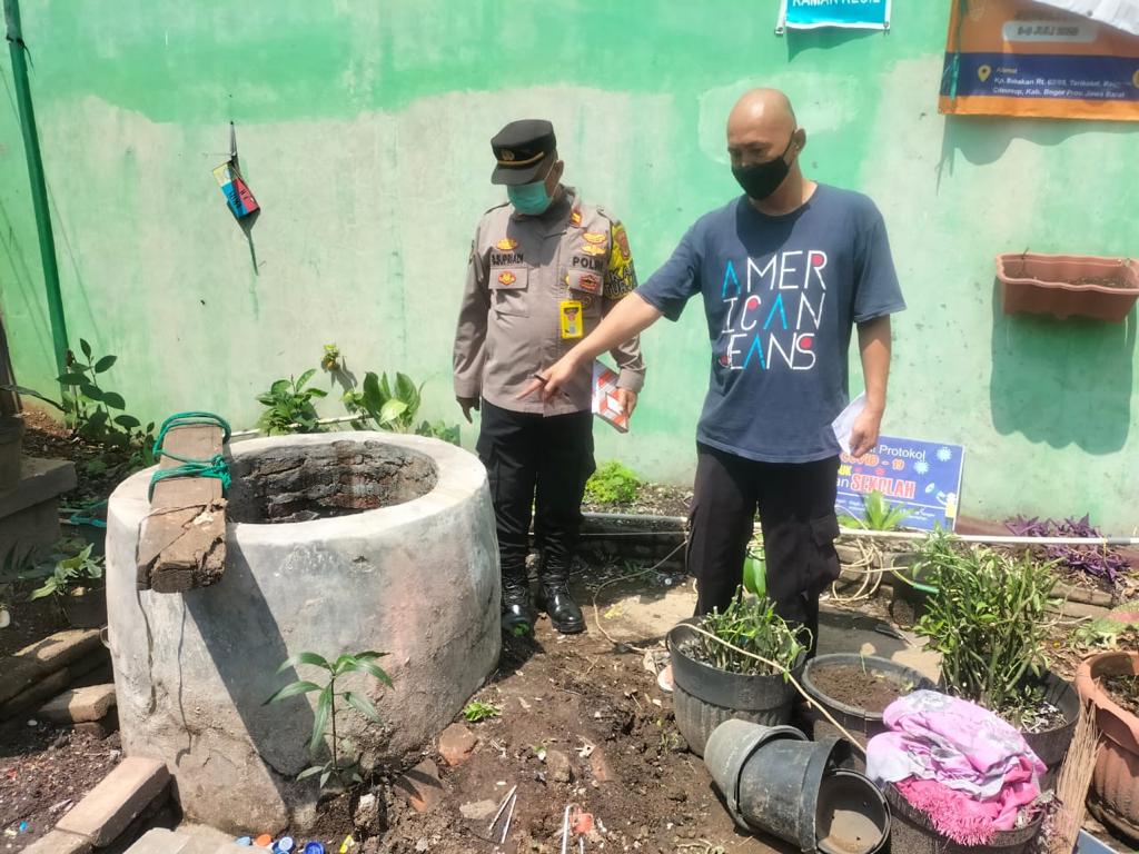 Polsek Citeureup dan Insafis Sat Reskrim Polres Bogor Olah TKP Penemuan Kerangka Mayat Diduga Mayat Seorang Laki – Laki Di Dalam Sumur