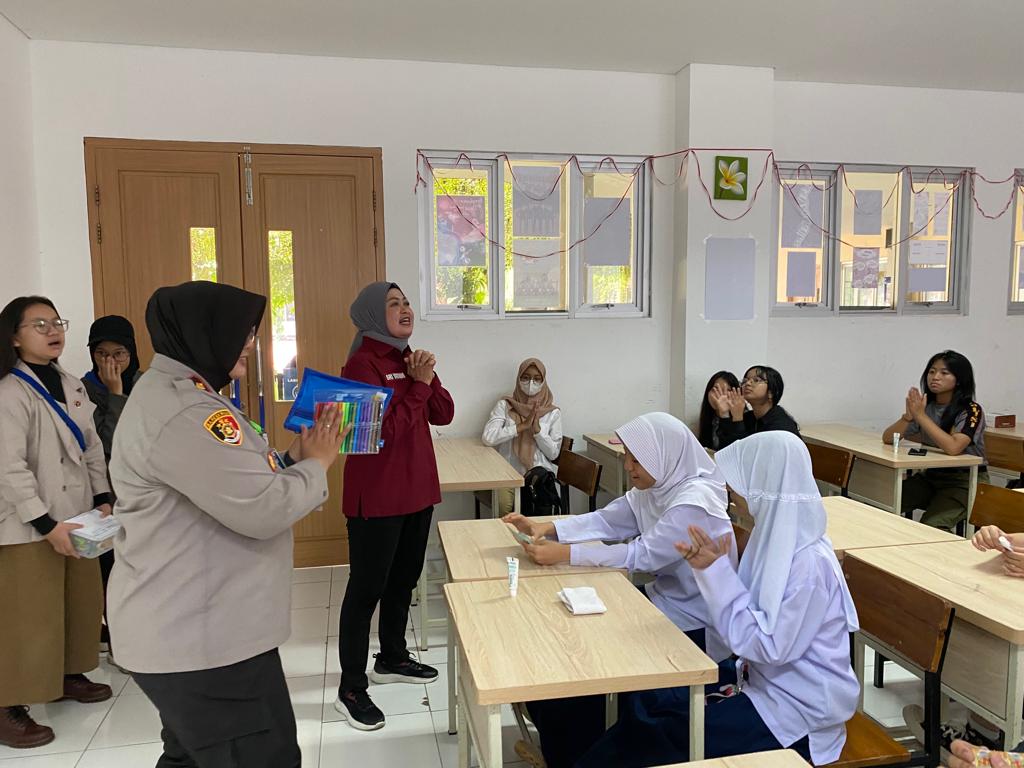 “Parent Teaching & Profesional Day” Polwan Polres Metro Jaktim Sosialisasi Perilaku Bullying dan Kekerasan Seksual di Sekolah