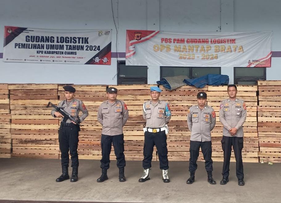 Ops Mantap Brata, Polres Ciamis Siagakan Anggota Bersenjata Lengkap di Gudang Logistik Pemilu 2024