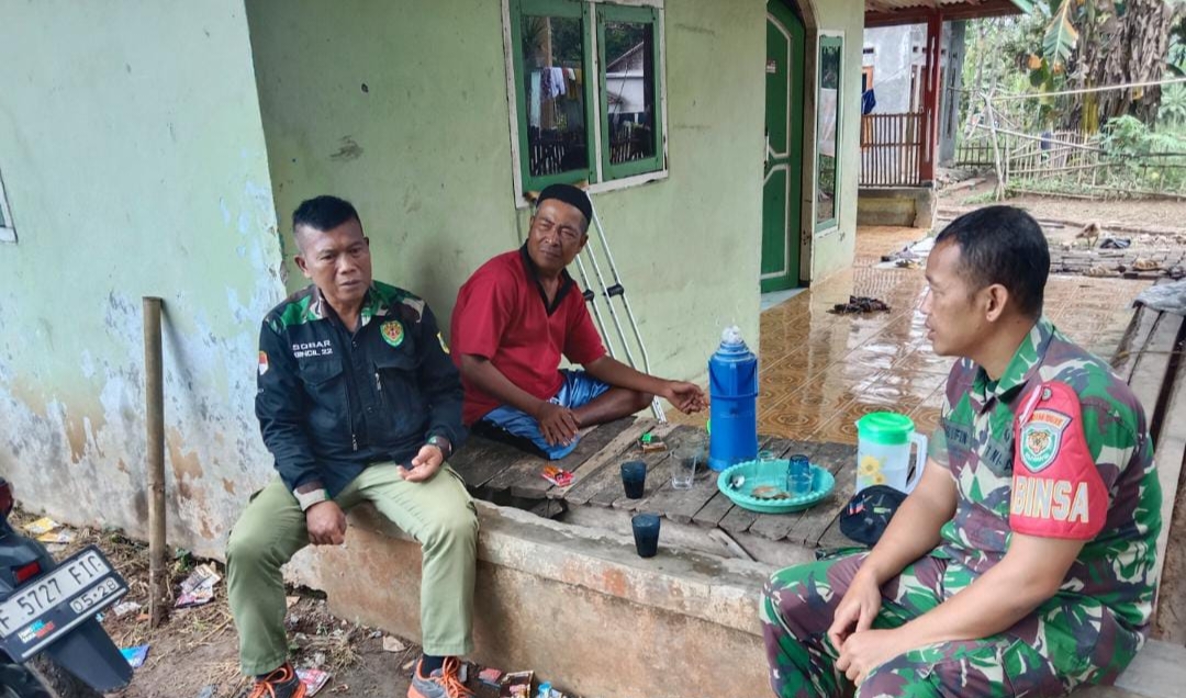 Himbau Jaga Keamanan dan Kebersihan Lingkungan,Babinsa Koptu Asep Komsos dengan Kades dan Tokoh Masyarakat Desa Gintung