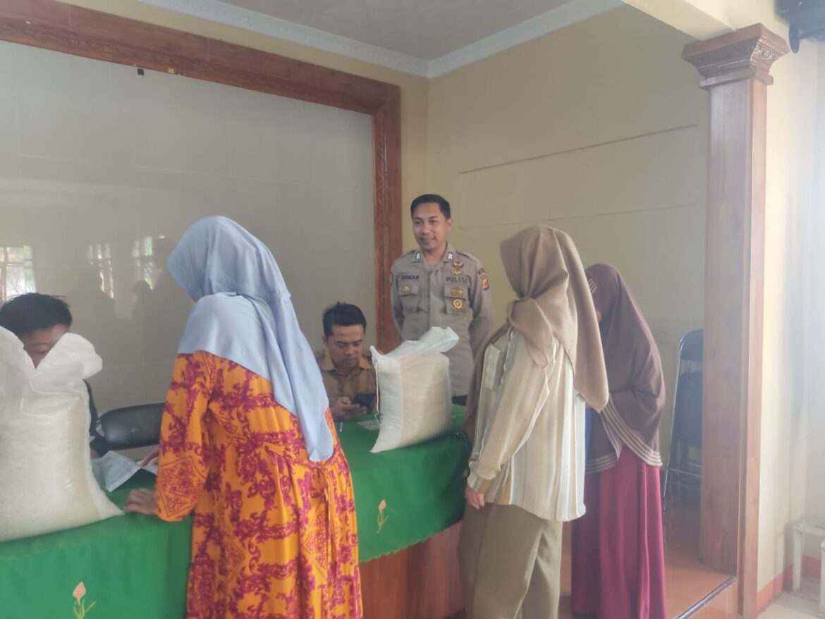 Polsek Rajadesa Polres Ciamis Monitoring Penyaluran BLT Pangan untuk Warga Desa Purwaraja