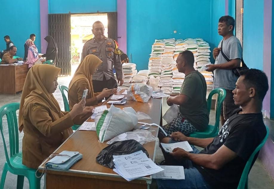 Polsek Ciamis Polres Ciamis Awasi Distribusi Bapanas Beras 10 Kg Kepada Penerima