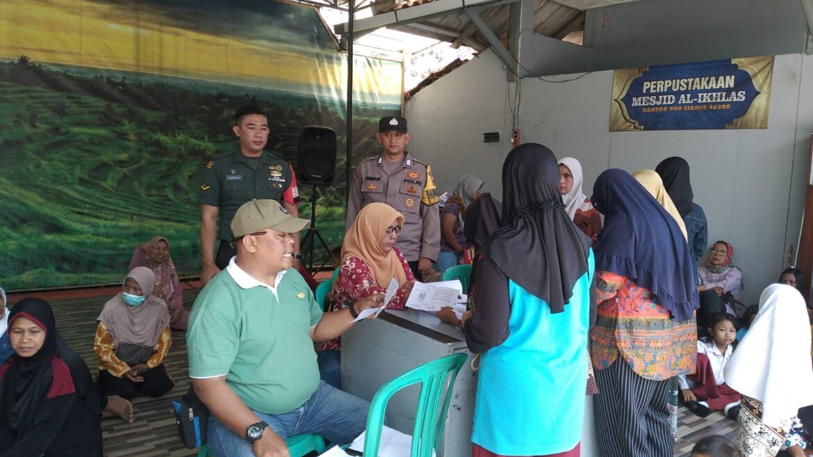 Polsek Ciamis Polres Ciamis Awasi Distribusi Bapanas Beras 10 Kg ke Warga Kelurahan Ciamis