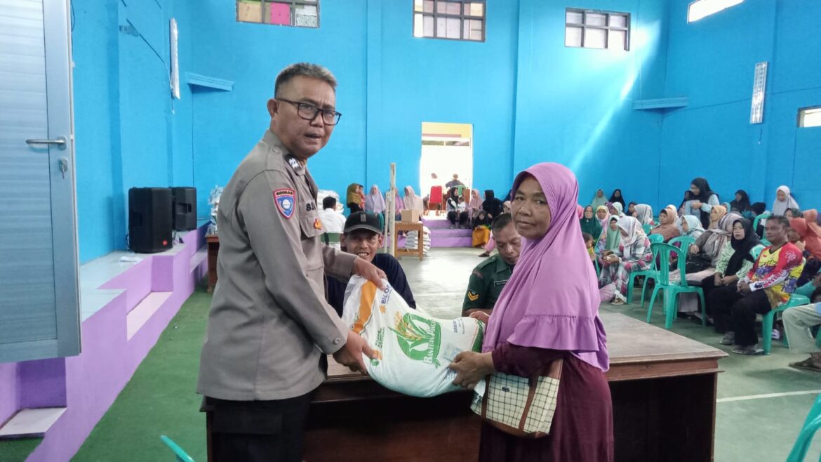 Cipta Kondisi, Polsek Ciamis Monitoring Pendistribusian Bansos Berupa Beras di Desa Sukamulya