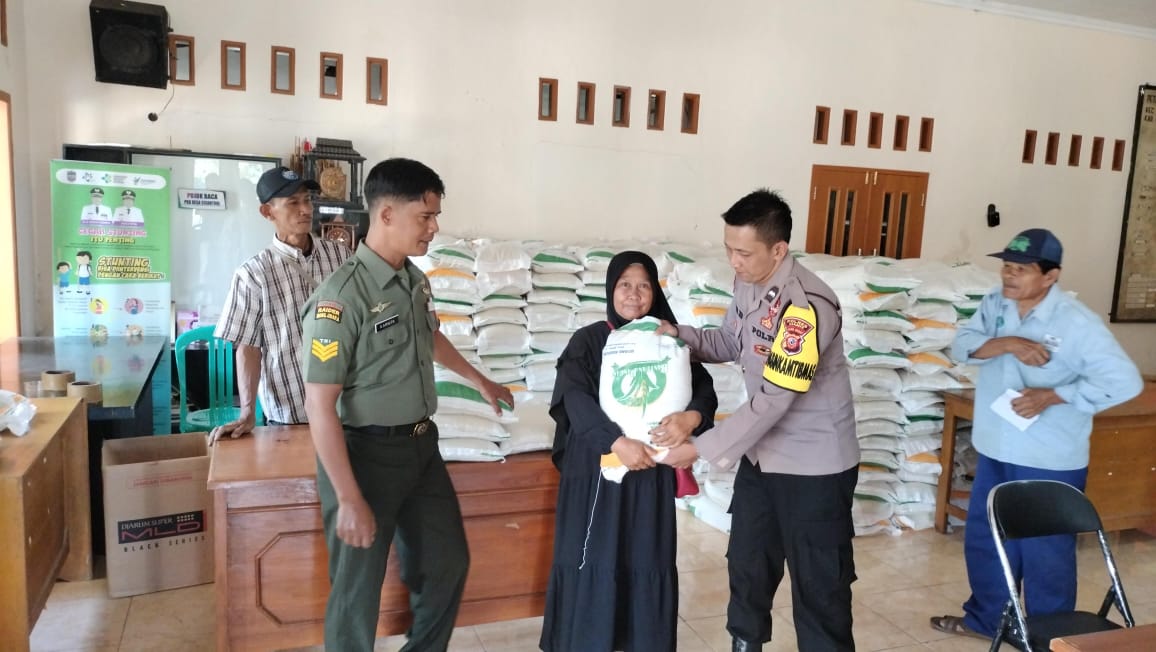 Polsek Rancah Polres Ciamis Monitoring Pendistribusian Bansos Beras di Desa Cisontrol