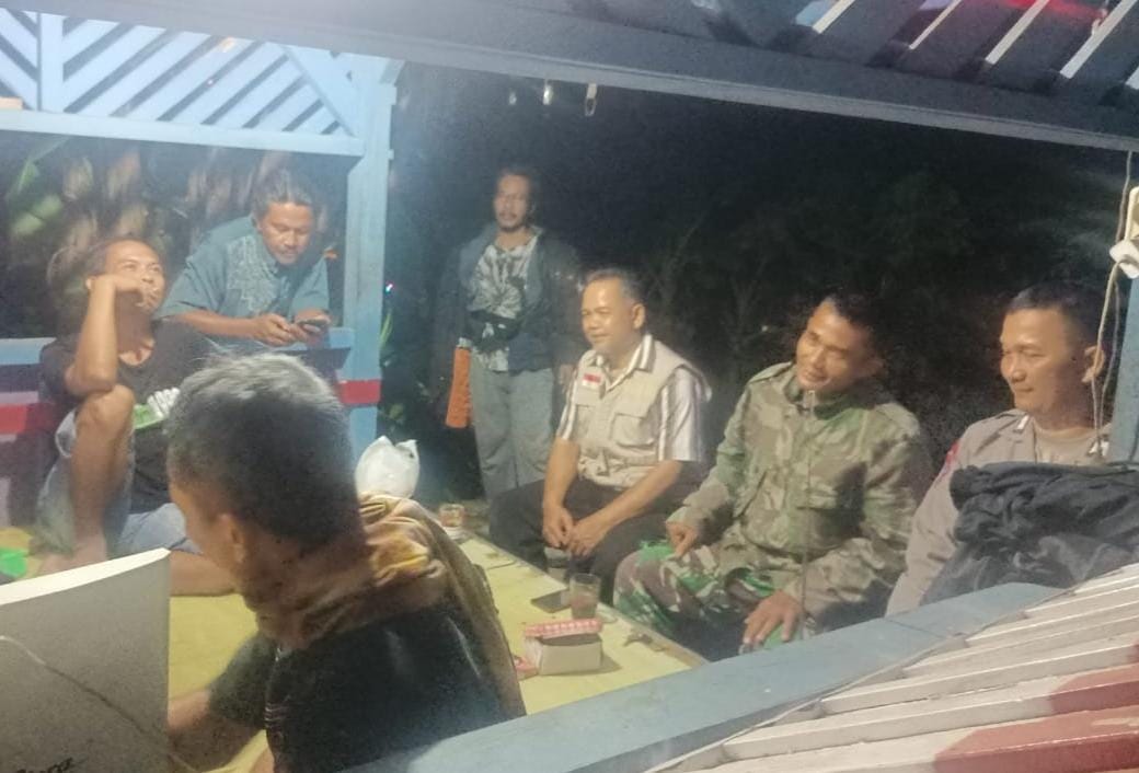 Ops Mantap Brata, Polsek Cijeungjing Polres Ciamis Patroli Dialogis ke Warga di Pos Kamling Desa Kertaharja