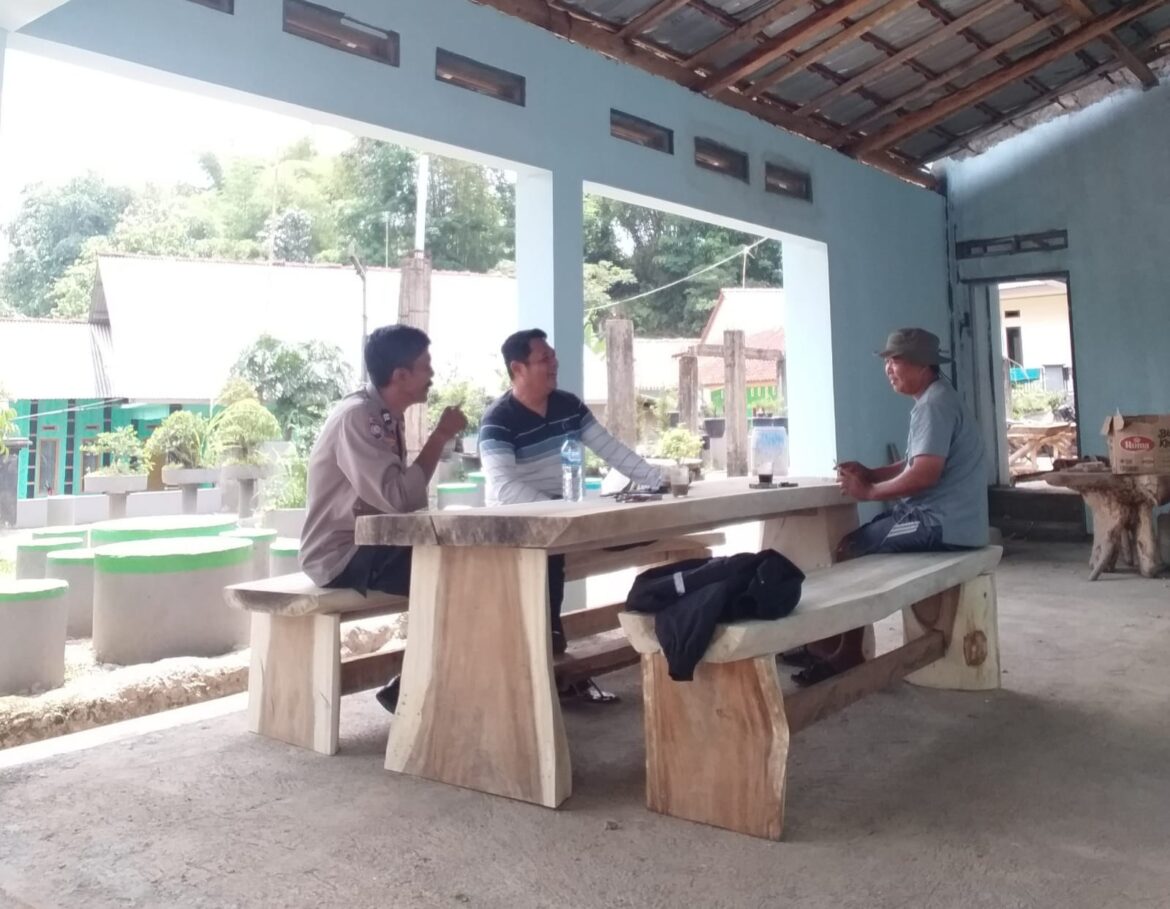 Polsek Cikoneng Polres Ciamis Patroli Dialogis Ops Mantap Brata ke Pemukiman Warga Nagrok