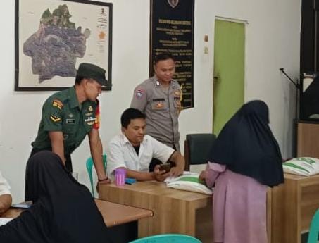 Polsek Ciamis Polres Ciamis Awasi Distribusi Bapanas Beras 10 Kg ke Warga Kelurahan Benteng