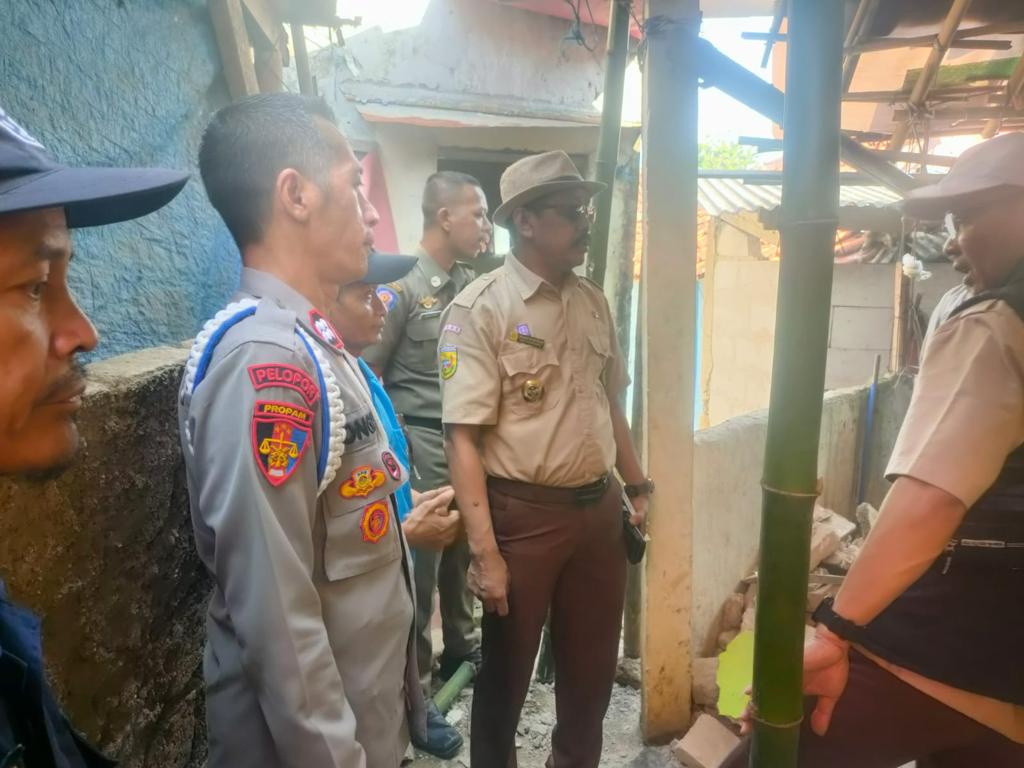 Polsek Ciampea bersama Warga Masyarakat dan Instansi Terkait Lakukan Penanganan Rumah Warga Yang Roboh Akibat Bencana Alam