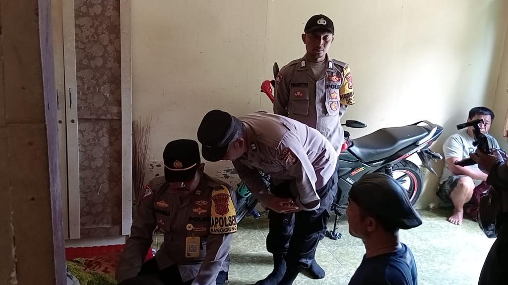 Kapolsek Nanggung Berikan Bantuan Warga Yang Terkena Dampak Gempa Bumi Di Wilayah Nanggung Kabupaten Bogor